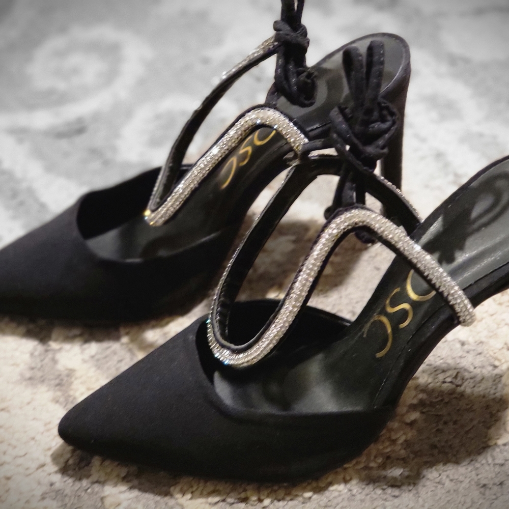 Woman satin heels size 33 4us